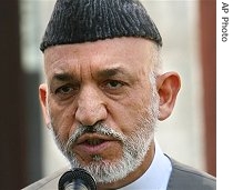 Afghan president Hamid Karzai speaks a press conference at the presidential palace in Kabul, 23 Jun 2007<br />