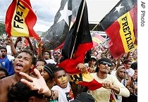 Timorese supporters of the ruling Fretilin party shout during the last campaign rally before Saturday's parliamentary elections in Dili, 27 Jun 2007
