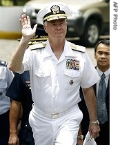 Admiral Timothy Keating arrives for press conference at the military headquarters in Manila, 27 Jun 2007<br />