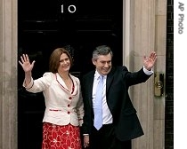 Gordon Brown (r) and his wife Sarah at 10 Downing Street, 27 Jun 2007