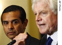 Los Angeles Mayor Antonio Villaraigosa, left, and Sen. Edward Kennedy during a news conference on immigration in Washington, 27 Jun 2007