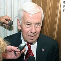 Senator Richard Lugar is questioned by reporters regarding Iraq on Capitol Hill in Washington, 26 Jun 2007