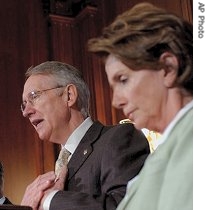Senate Majority Leader Harry Reid (l), and House Speaker Nancy Pelosi take part in a news conference on Capitol Hill, 29 June 2007