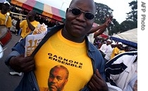 Supporter of legislative election candidate Hugues Ngouelondele, son-in-law of Congo's President Denis Sassou Nguesso shows campaign t-shirt, 23 Jun 2007