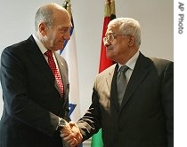 Palestinian President Mahmoud Abbas (r) shakes hands with Israeli Prime Minister Ehud Olmert before their meeting at the city of Sharm el-Sheikh, Egypt, 25 Jun 2007
