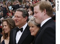 Former Vice President Al Gore, second from left, and his wife Tipper arrive with their son Albert Gore III, right and daughter Karenna Gore Schiff, left, for the 79th Academy Awards, 25 Feb. 2007