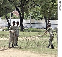 Soldiers of Pakistan's paramilitary force cordon off the area near 'Lal Masjid in Islamabad, 5 Jul 2007