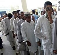 Arrested Pakistan's religious students arrive at sports complex from Adiala jail to be handed over to their families, 8 Jul 2007