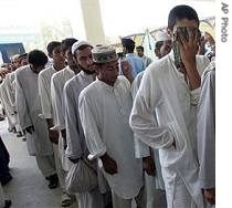 Arrested Pakistan's religious students arrive at sports complex from Adiala jail to be handed over to their families, 8 Jul 2007  