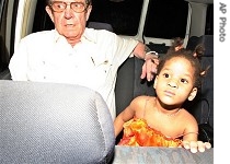 Mike Hill and his three-year-old kidnapped daughter Margaret sit inside car after her release, 09 Jul 2007