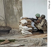 Pakistani paramilitary troops take position during heavy gunbattle with militants at Lal masjid, or Red Mosque, 10 July 2007