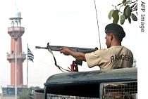 Pakistani Ranger stands alert with an assault rifle near a mosque in Karachi, 11 Jul 2007