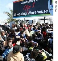 A stampede as hundreds of people thronged a shopping warehouse in Harare, Zimbabwe, 12 Jul 2007<br />