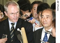 Christopher Hill, left, accompanied by his Japanese counterpart Kenichiro Sasae, speaks to reporters following their meeting in Tokyo, 13 July 2007
