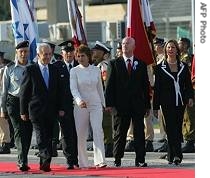 Shimon Peres accompanied by Knesset Speaker Dalia Itzik (3rd R), makes his way down the red carpet on arrival at the Knesset to be sworn in, 15 Jul 2007 