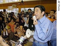 Japanese Prime Minister Shinzo Abe speaks to residents as he visits a temporary evacuation center for quake victims in Kashiwazaki city, 16 Jul 2007