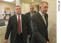 Senate Majority Leader Harry Reid (r), followed by Sen. Charles Schumer, center, and Sen. Richard Durbin, arrives for a news conference on Capitol Hill in Washington, 16 July 2007<br />