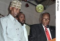 Abdullahi Yusuf, (r), during opening of the peace conference in Mogadishu, 15 July 2007