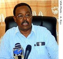The chairman of Somalia's reconciliation committee, Ali Mahdi Mohamed, during a press conference to announce the delay of the talks, 13 Jun 2007