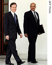 US Under Secretary of State, Nicholas Burns (L) with Indian Foreign Secretary Shiv Shankar Menon prior to a June 2007 meeting in New Delhi (File)