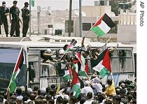 Released Palestinian prisoners are greeted by releatives as they arrive at President Mahmoud Abbas' headquarters in Ramallah, 20 Jul 2007