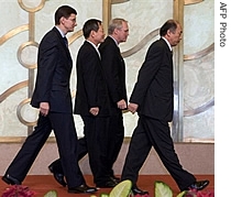 Diplomats from Russia (L), South Korean (2nd L), US (2nd R) and Japan (R) walk out at the end of another round of six party talks in Beijing, 20 July 2007