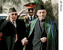Former King of Afghanistan Zahir Shah, left is seen as Afghanistan President Hamid Karzai walks towards the inauguration ceremony honoring him in as Afghanistan's first popularly elected president, in Kabul, Afghanistan (File 2004)