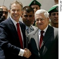Palestinian President Mahmoud Abbas (r) shakes hands with former British Prime Minister and Mideast Envoy Tony Blair at Abbas headquarters in Ramallh, 24 Jul 2007