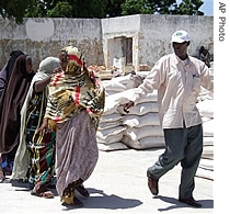 Somali displaced women wait for the World Food Program (WFP), distribution of food on the outskirt of Mogadishu, May 2007 (File)