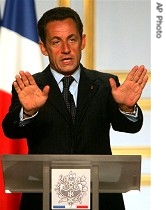 Nicholas Sarkozy talks to reporters in Paris, 24 Jul 2007