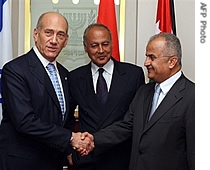 Israeli Prime Minister Ehud Olmert (L) shakes hands with Jordanian Foreign Minister Abdel Ilah al-Khatib (R) as Egyptian Foreign Minister Ahmed Abul Gheit (C) looks on before their meeting at Olmert's offices in Jerusalem, 25 July 2007