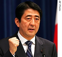 Japanese Prime Minister Shinzo Abe raises a fist as he addresses a press conference 05 July 2007