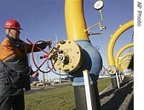 A Belarusian worker is on duty at a gas compressor station at the Yamal-Europe pipeline near Nesvizh, Belarus, 29 Dec. 2006 (file photo)