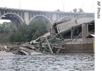 Wreckage lies in water at scene of freeway bridge collapse over Mississippi River in Minneapolis, 01 Aug 2007