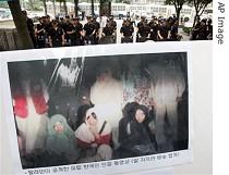 South Korean protester holds poster with pictures of hostages held in Afghanistan, 02 Aug 2007
