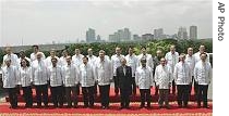 Foreign Ministers from the ASEAN and its Dialogue Partners pose for an official group photo in Manila, 02 Aug 2007<br />