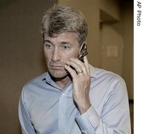 Minneapolis Mayor Raymond Rybak takes a phone call at a support center, 01 Aug 2007