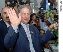 Former Lebanese President Amin Gemayel waves to supporters after voting in the town of Bikfaya, Lebanon, 05 Aug 2007