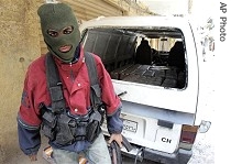Masked fighter from Fatah Islam group, stands at Palestinian refugee camp of Nahr el-Bared (file photo)