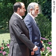 Iran's Vice President Parviz Davoudi (R) and Iraqi Prime Minister Nouri al-Maliki (L) walk to review the honour guard during a welcoming ceremony in Tehran, 8 Aug 2007
