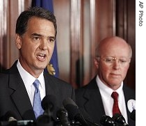 New Hampshire Secretary of State Bill Gardner (r) listens as South Carolina GOP Chairman Katon Dawson announces the date of his state's Republican presidential primary, 09 Aug 2007