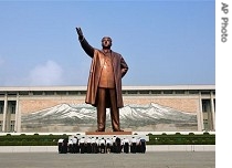North Koreans bow before the statue of the late North Korean leader Kim Il Sung erected on Mansu Hill in Pyongyang, North Korea, 05 Aug 2007<br />