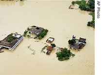 A village is seen submerged in flood waters in Darbhanga in the Indian state of Bihar, 02 Aug 2007