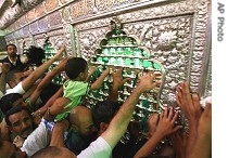 Shi'ite pilgrims touch the tomb of Imam Moussa al-Kadhim in the Kazimiyah neighborhood of north Baghdad, 09 Aug 2007 