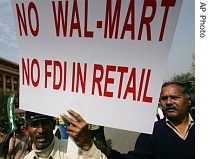 Indian activists hold anti Wal-mart placards at a protest in New Delhi, India, 22 Feb. 2007 (file photo)
