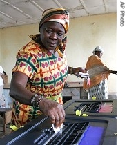 A woman casts her vote at a polling station in Freetown, 11 Aug 2007