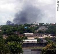 Smoke hovers above the outskirts of Mogadishu, after heavy fighting, 21 Apr 2007
