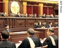 A panel of judges sit in the Supreme court to hear a case against Thailand's ousted premier Thaksin Shinawatra and his wife in Bangkok, 14 Aug 2007<br />