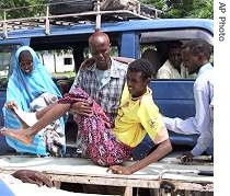 Wounded man is lifted on a stretcher as he arrives at the Medina hospital, in Mogadishu, 14 Aug 2007