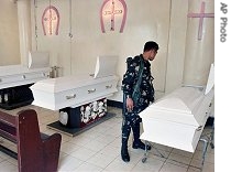 A government soldier views the remains of fellow soldiers at a funeral parlor in Zamboanga City, southern Philippines, 10 Aug 2007<br />